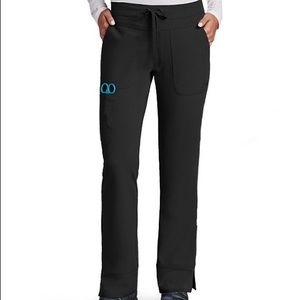 GREY'S ANATOMY™ SIGNATURE
CALLIE PANT – 3 POCKET LOW-RISE SHAPED LEG CARGO PANT